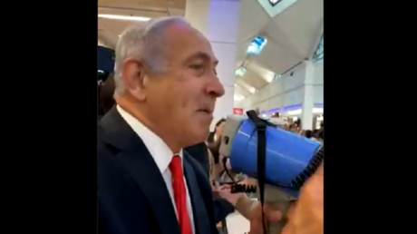 نتنياهو يدعو مرتادي مركز تجاري للتصويت لصالح حزب 