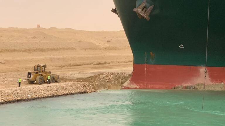 رويترز: بدء دخول قافلة الشمال إلى قناة السويس بعد تعويم السفينة الجانحة