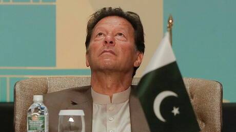 عمران خان يواجه انتقادات بعد عقد اجتماع رغم إصابته بكورونا