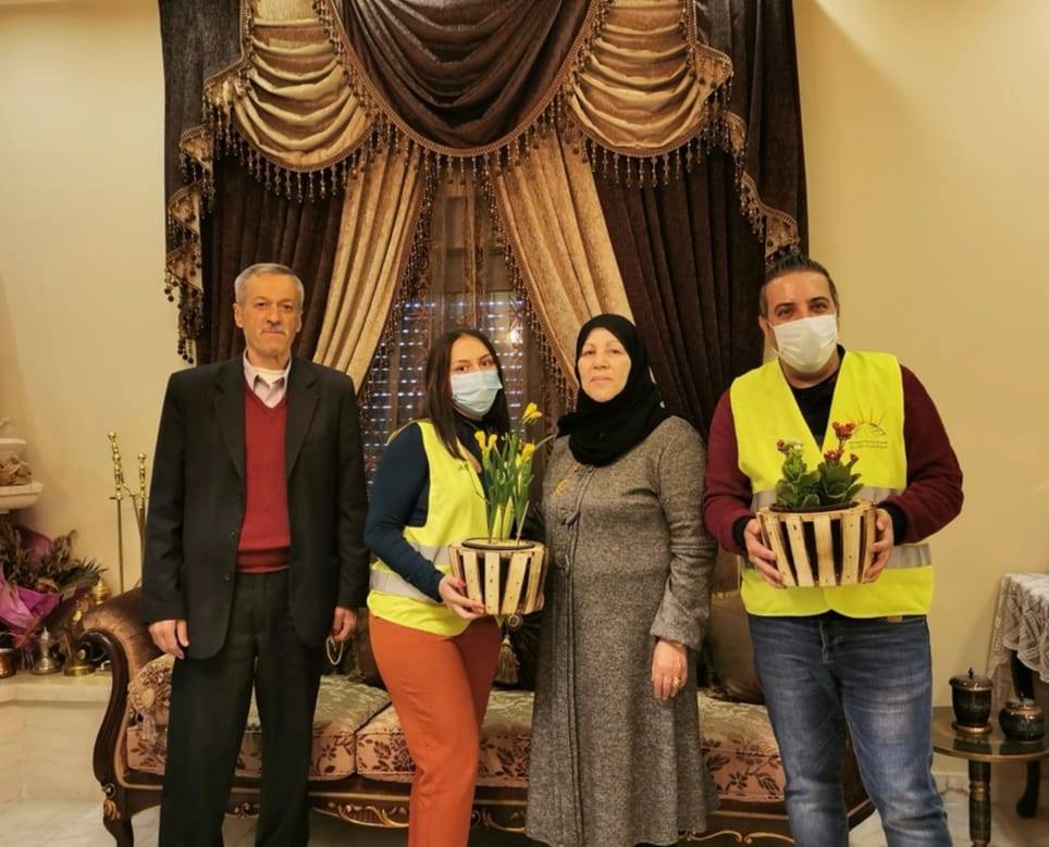 منح مادية من حركة شباب الشرق للامهات والطلاب بمناسبة عيدي المعلم والام