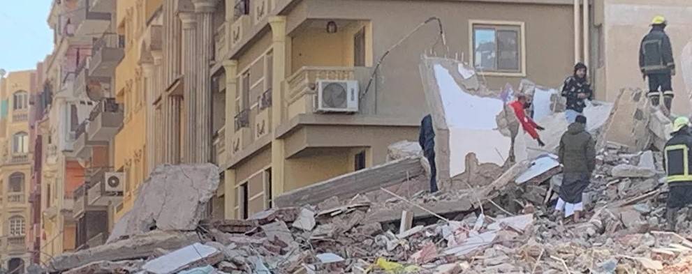 ارتفاع عدد ضحايا عقار جسر السويس المنهار في مصر إلى 25 قتيلاً