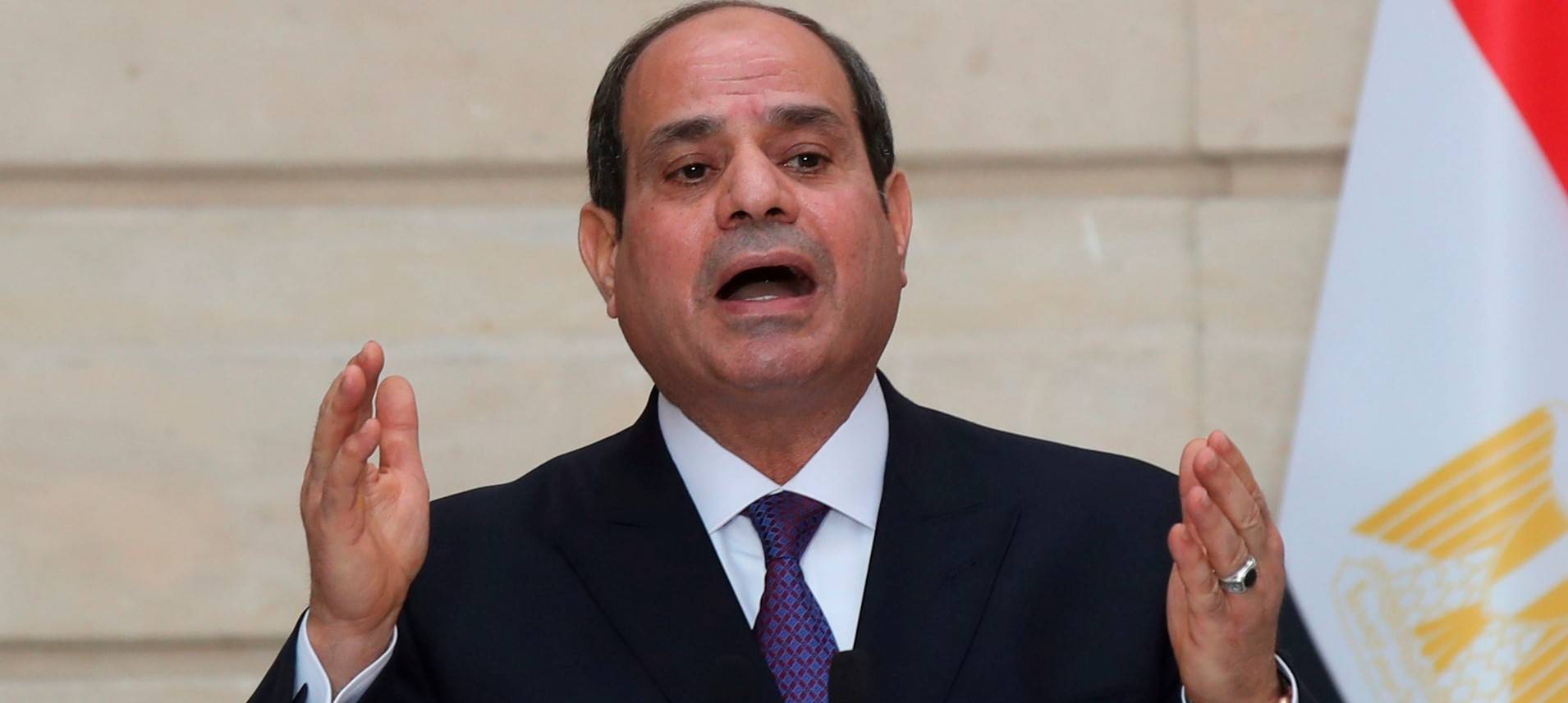 السيسي يأمر بالاستعداد لسيناريو تخفيف أحمال السفينة الجانحة في قناة السويس