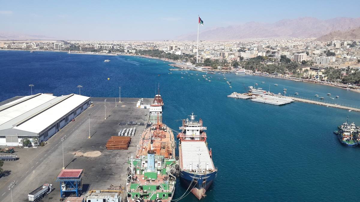 الأردن يرفع حالة التأهب على موانئ العقبة استعداداً لتعويم الباخرة الجانحة في قناة السويس