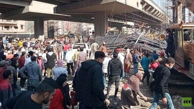 مصر.. توقف حركة المرور بطريق مركزي نتيجة سقوط دعامة جسر