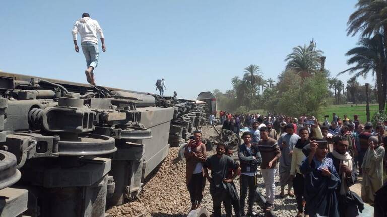 النيابة العامة المصرية تأمر بحبس سائقي القطارين وعدة أفراد على خلفية حادث سوهاج