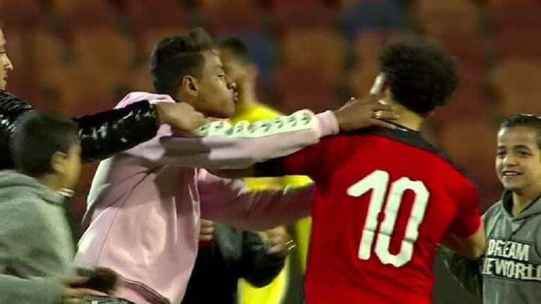 محمد صلاح  يتعرض لموقف محرج بعد اقتحام المشجعين للملعب ومحاولة تقبيله في زمن كورونا