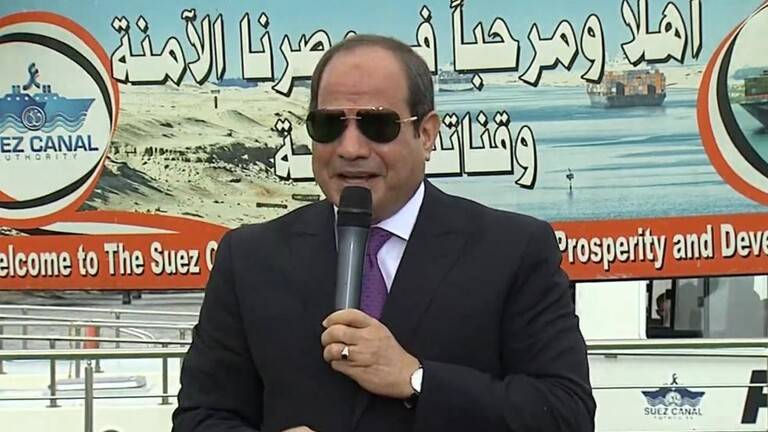 السيسي يعلن فتح تحقيق عاجل في أزمة السفينة الجانحة بقناة السويس