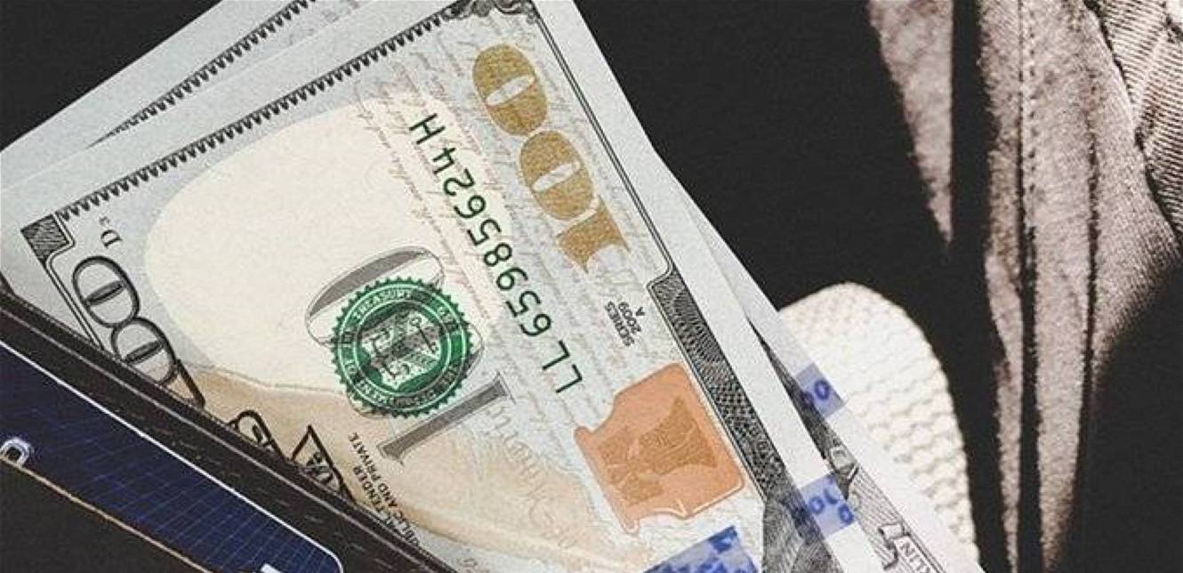 يقومان بترويج الاوراق النقدية المزيّفة من العملتَين السورية والأميركية.. هل وقعتم ضحيتهما؟