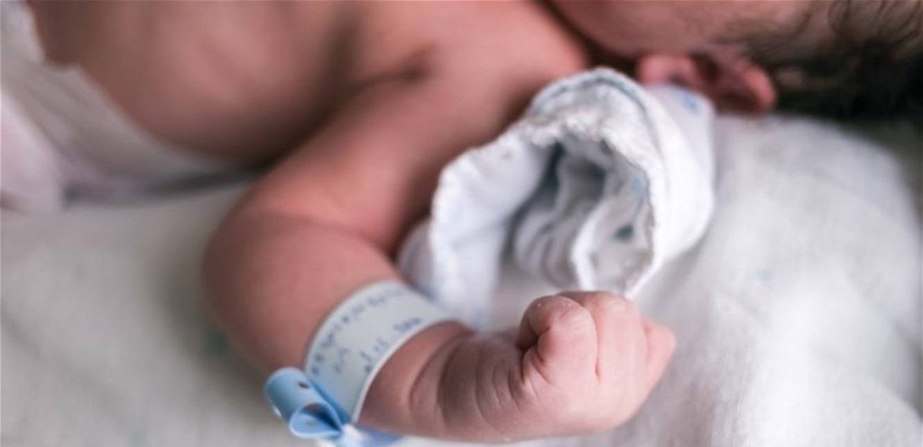 في حوض الاستحمام.. نجمة شهيرة تنجب طفلتها بنفسها في المياه (صورة)