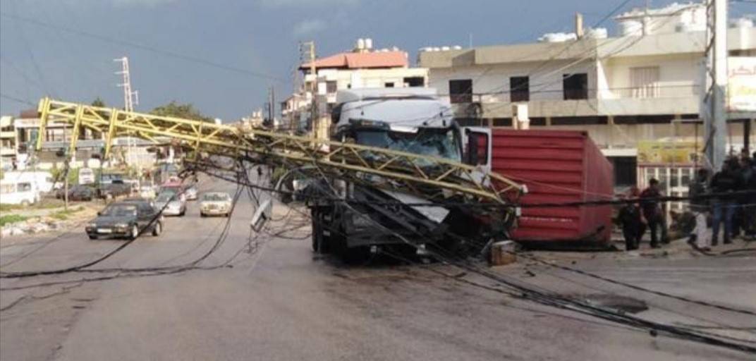 سقوط عمود كهرباء يقطع طريق الضنية