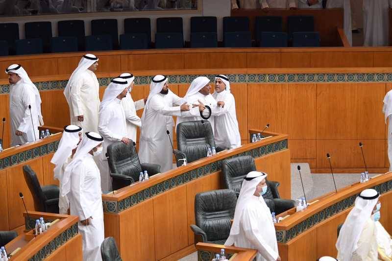 بالصور.. عراك في مجلس الأمة الكويتي