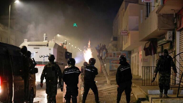 تونس.. الأمن يستخدم الغاز المسيل للدموع لمنع متظاهرين من اقتحام مقر ولاية تطاوين