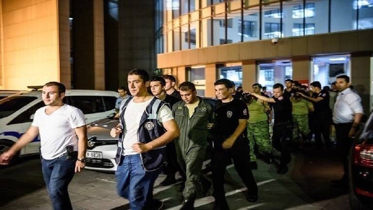 تركيا.. حملات أمنية لاعتقال 115 عسكريا