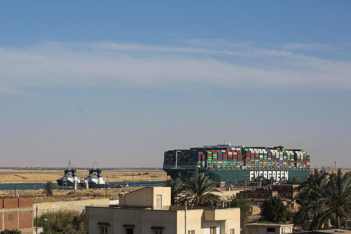 السفن تتحرك بقناة السويس وحان وقت حساب الأضرار