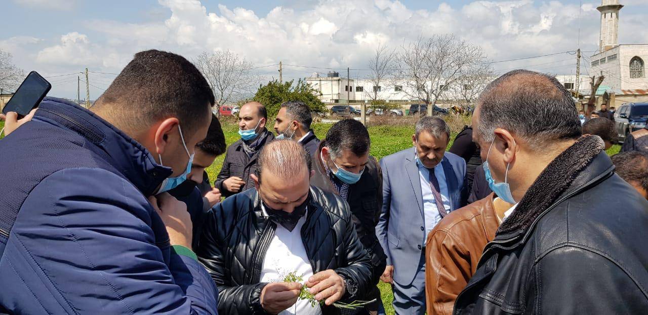 مرتضى يلبي مناشدات مزارعي وادي خالد وعكار ويشرف على عمليات رش المبيدات لحماية محاصيل القمح والشعير