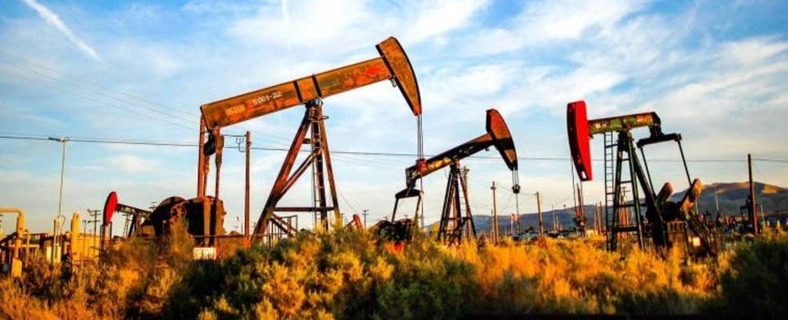 النفط يهبط عن 64 دولارا تحت ضغط من زيادة إنتاج أوبك+ وإيران