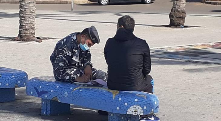 محاضر ضبط بحق المخالفين لقرار الإغلاق على الكورنيش البحري في بيروت وضبيه