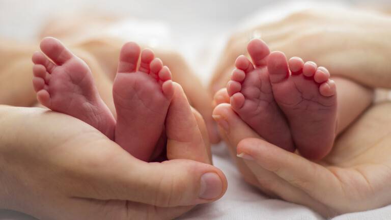 امرأة تلد توأما يفصل بينهما ثلاثة أسابيع.. والعلم يفسر الحالة 