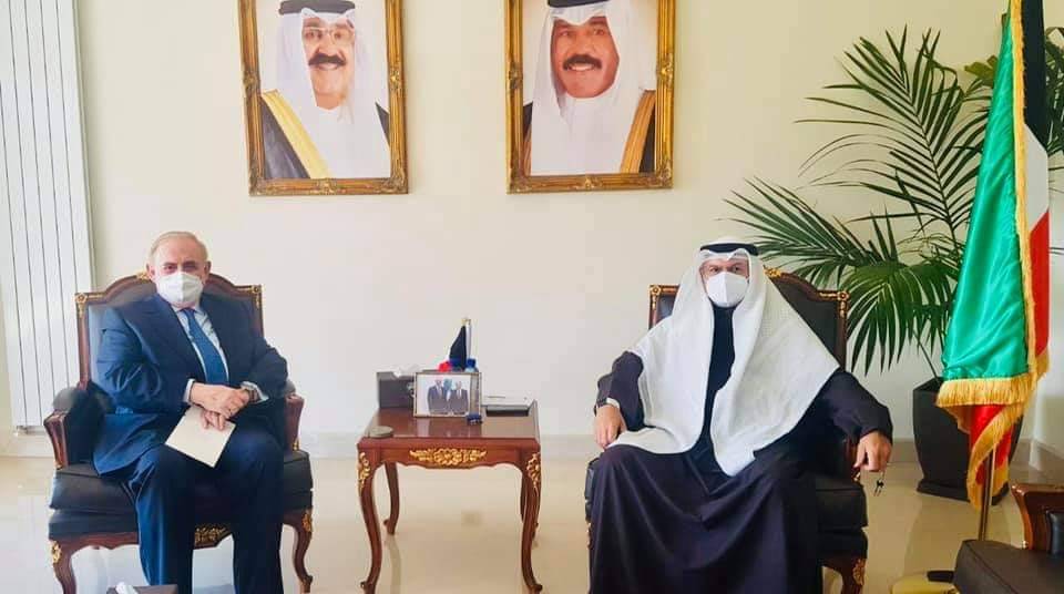 البستاني ورئيس لجنة مستشفى دير القمر زارا القناعي لشكره على مساهمته في بناء المستشفى