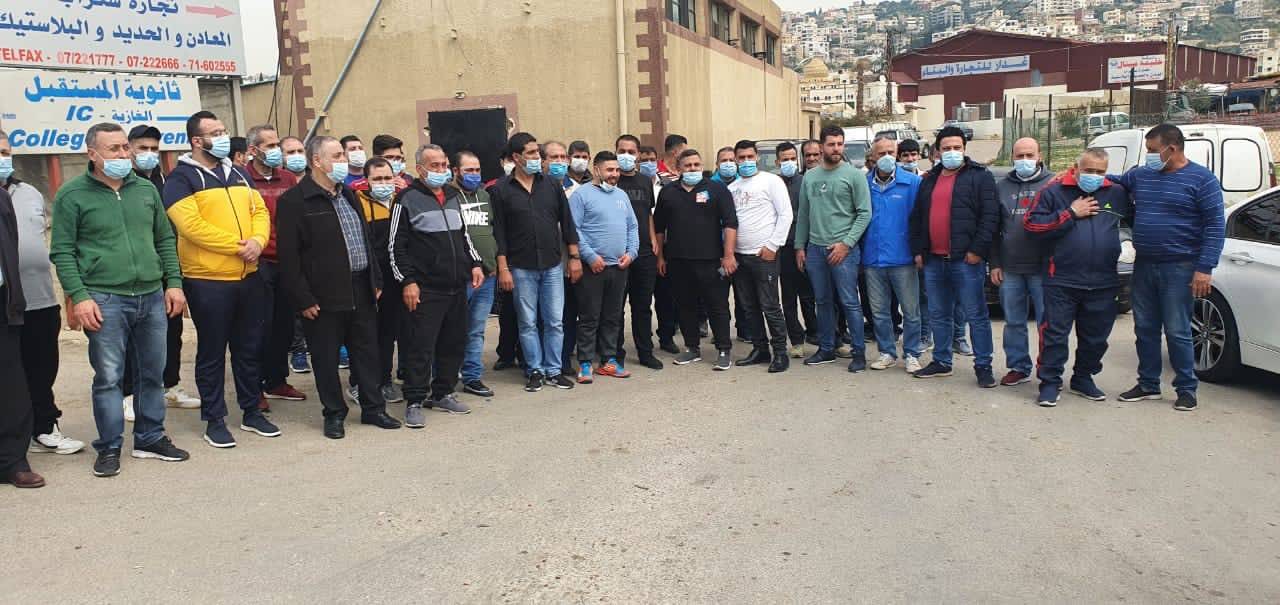 اعتصام للقصابين أمام مسلخ الغازية احتجاجا على وقف بيع اللحم المدعوم