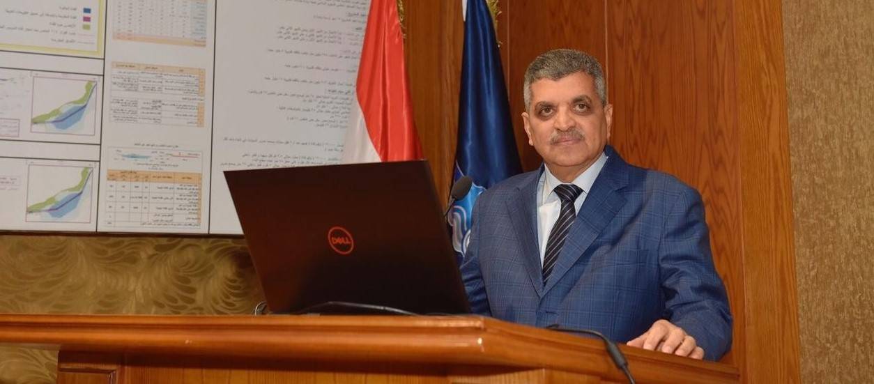 رئيس قناة السويس يكشف سر 
