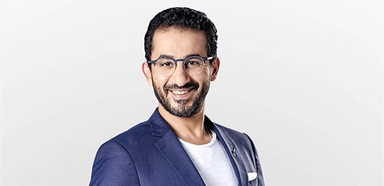 بطريقة كوميدية.. أحمد حلمي ينافس عمرو دياب (صور)