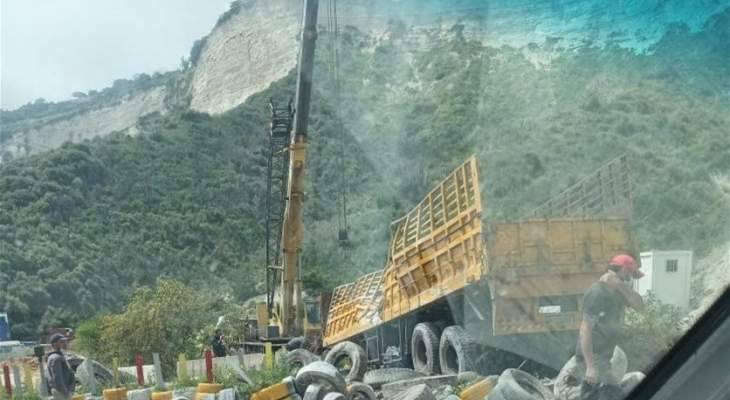 انقلاب شاحنة على اوتوستراد شكا وزحمة سير في المحلة