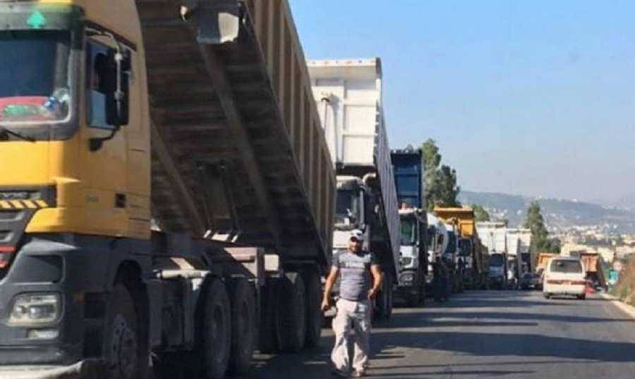 وصول مسيرة الشاحنات إلى أمام وزارة الداخلية