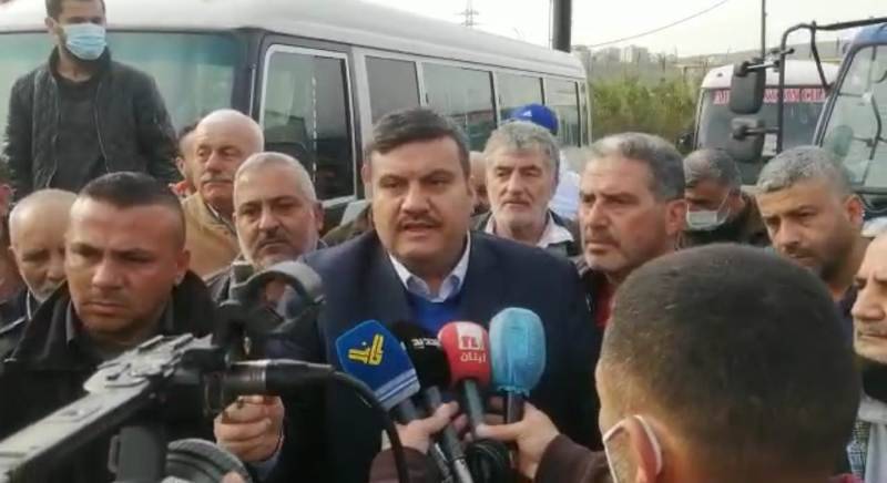 اعتصام للسائقين العموميين في طرابلس وتلويح بالتصعيد