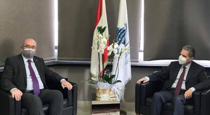 ماذا دار بين سفير بريطانيا ووزني؟