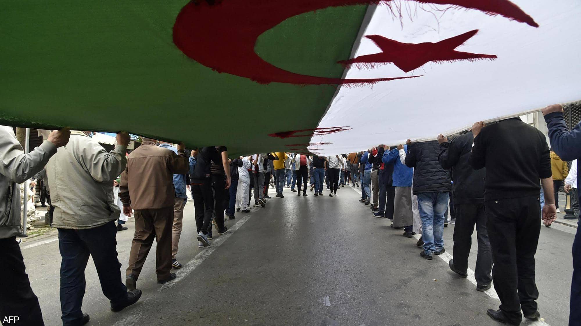 الرئيس الجزائري يوجّه تحذيراً شديد اللهجة إلى الحراك