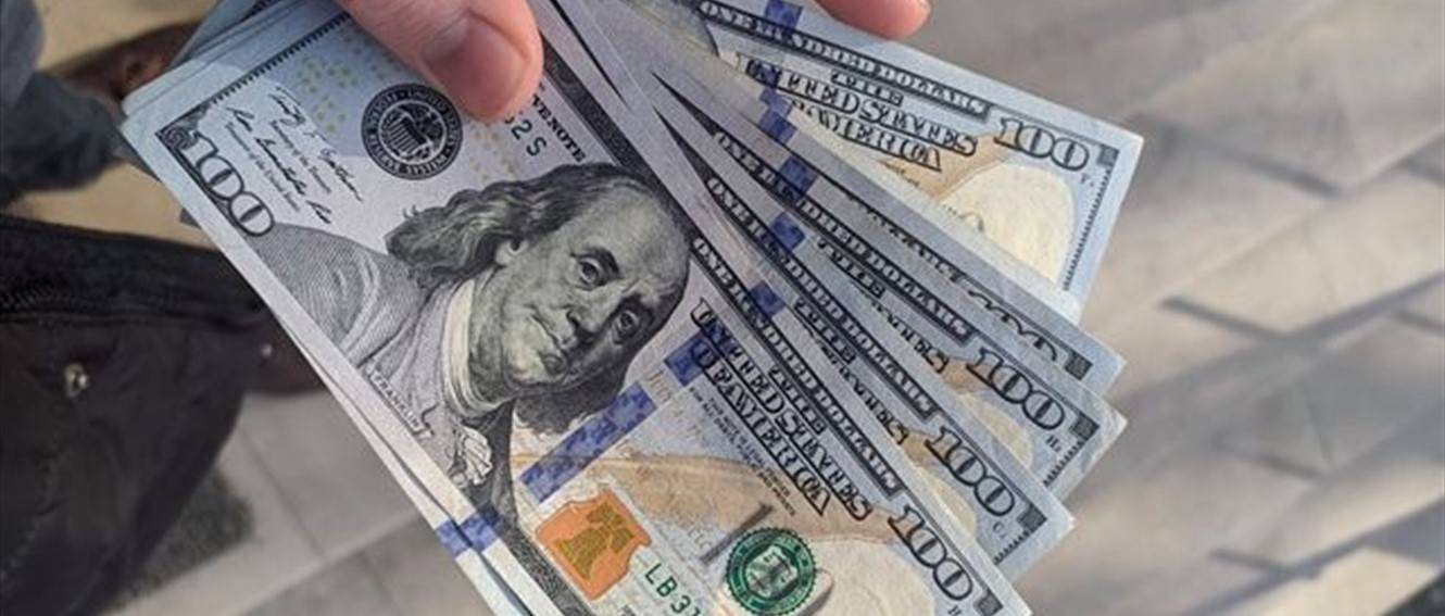الدولار قرب أدنى مستوى في أسبوعين في ظل انخفاض عوائد السندات الأميركية