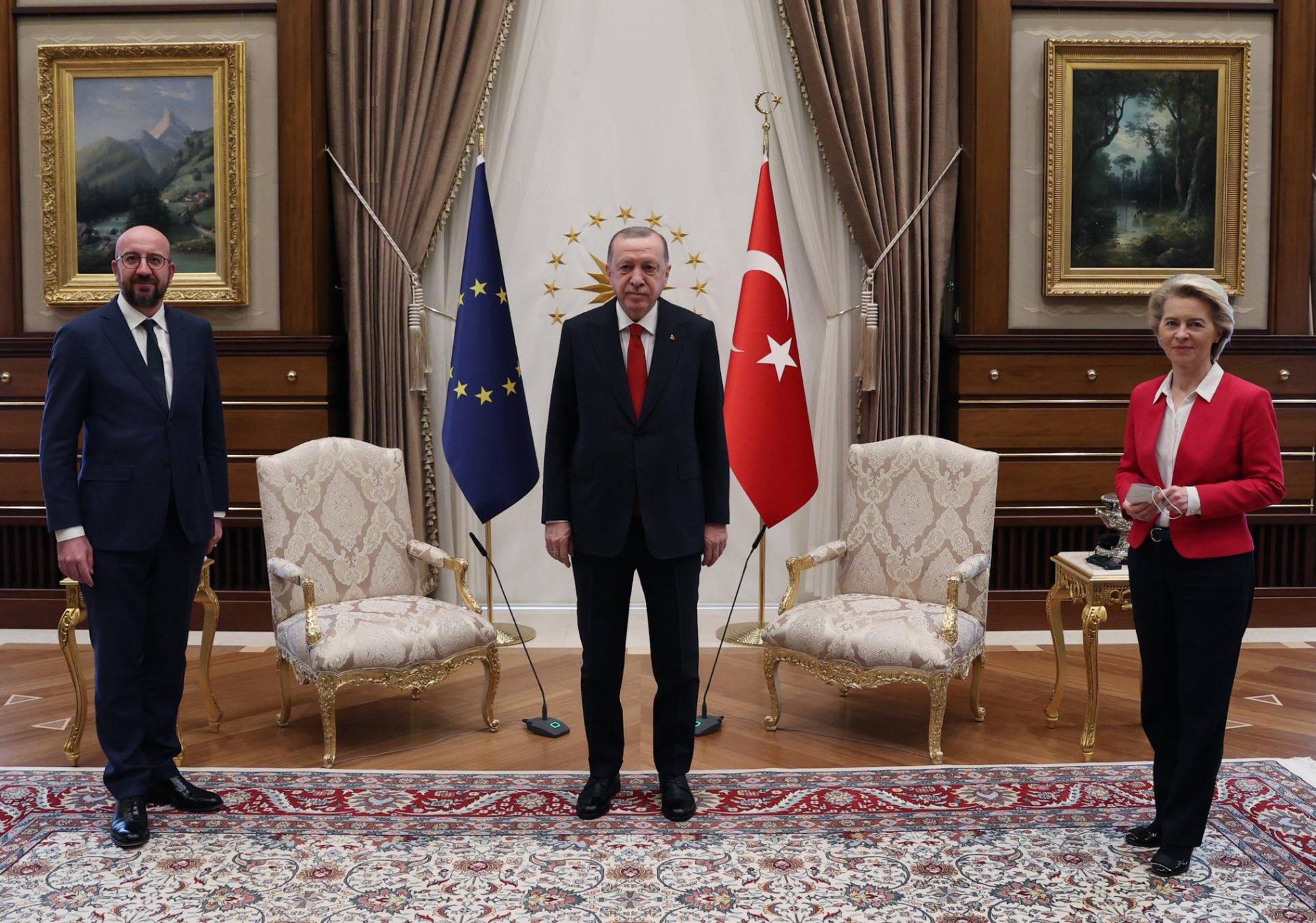 بالفيديو- رئيسة المفوضية الأوروبية تتعرض لموقف محرج خلال اجتماعها مع أردوغان