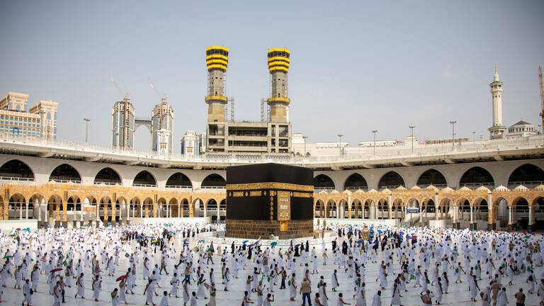 السعودية تحدّد كيفية أخذ تصاريح العمرة والصلاة في المسجد الحرام