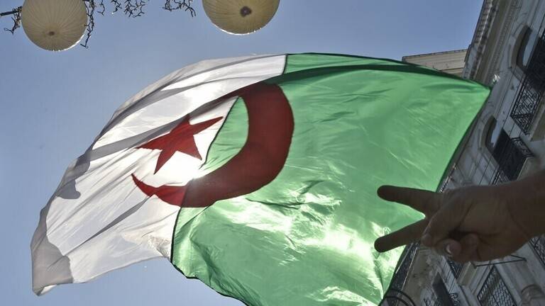 رئيس أركان الجيش الجزائري يثير ملف مواقع التفجيرات النووية مع نظيره الفرنسي