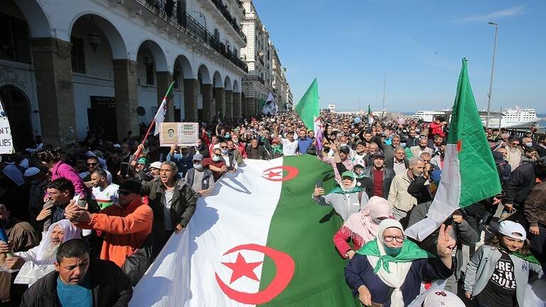 الحبس المؤقت لخمسة من ناشطي الحراك المناهض للنظام الجزائري