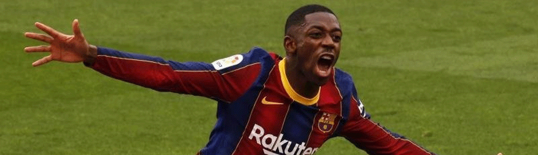 ديمبلي يلقي الكرة في ملعب برشلونة