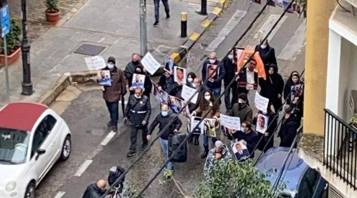 تجمع قرب منزل وزير الاقتصاد بدعوة من لجنة عوائل شهداء تفجير المرفأ