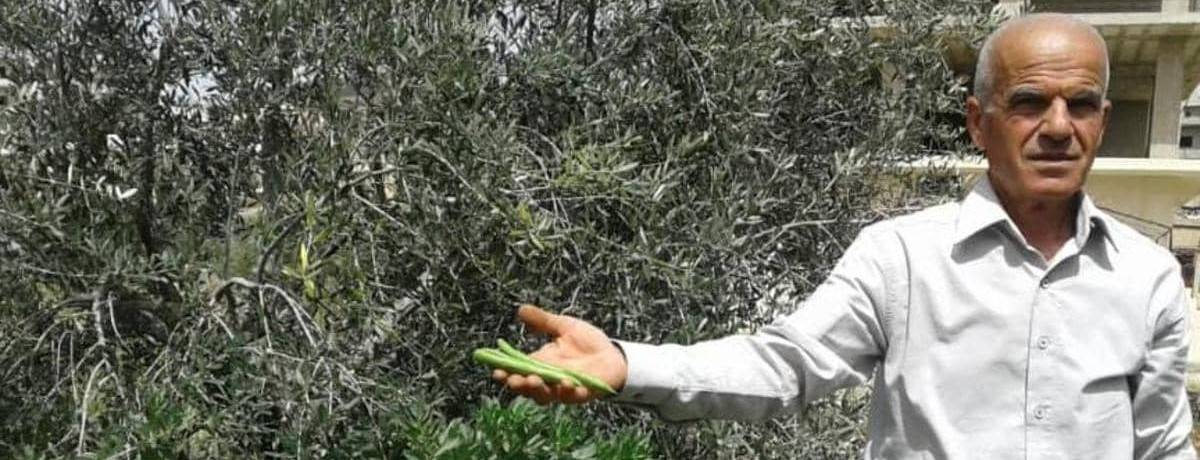 مواطنان سوريان في السويداء يعيشان بفضل منتوجات بستانهما
