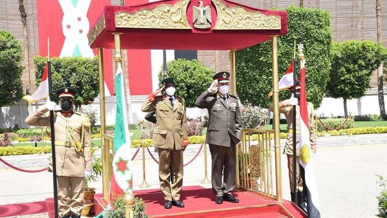 رئيس أركان حرب القوات المصرية يلتقي رئيس قوات الدفاع الوطني البوروندي