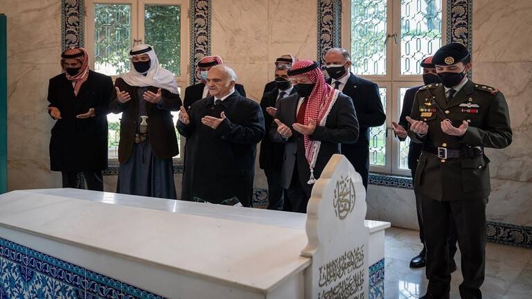 الأردن.. مصدر يوضح سبب اختلاف زي الملك وولي عهده في صرح الشهيد عن زيارة الأضرحة