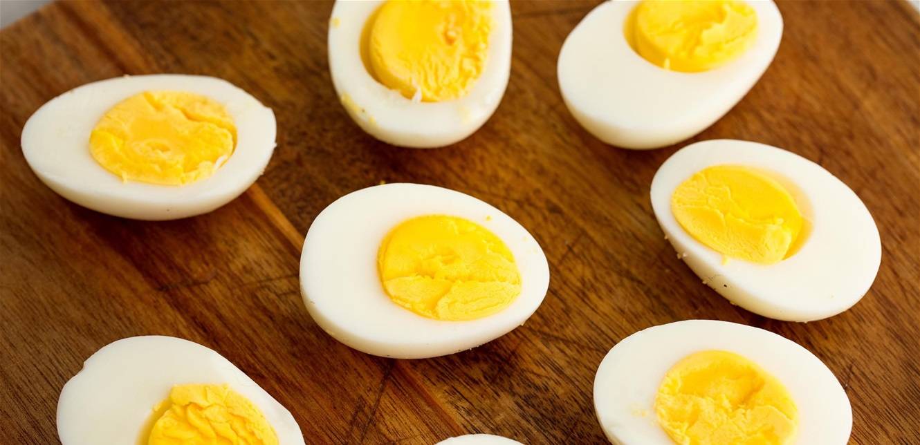 بينها البيض.. مأكولات نتناولها يومياً تسبب الطفح الجلدي
