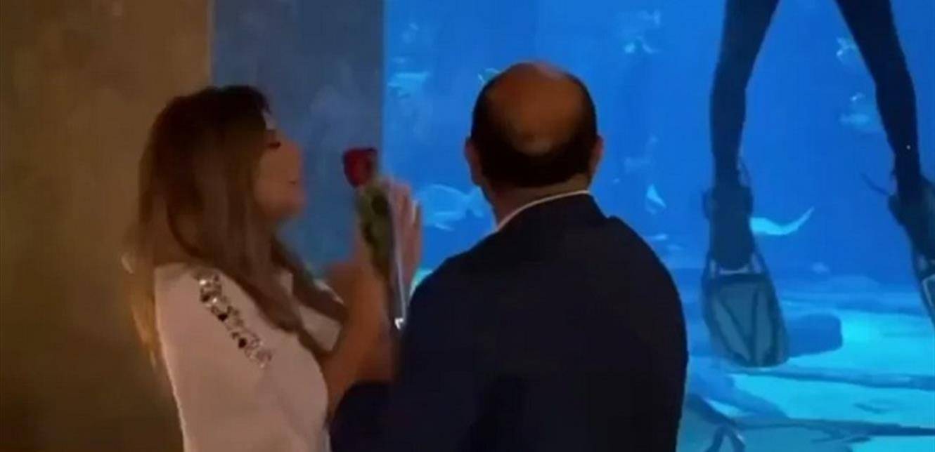 فنانة لبنانية يفاجئها حبيبها ويطلب يدها في دبي.. شاهدوا ردة فعلها (فيديو)
