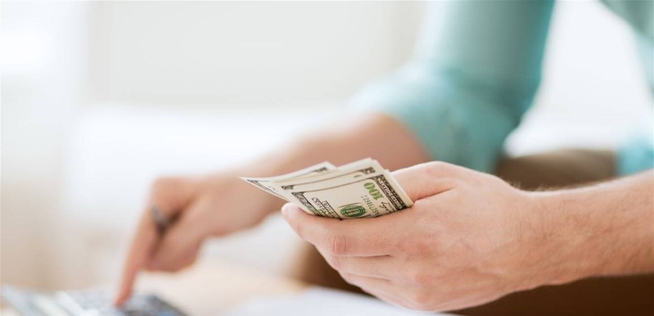 بنك يحول مليونا و200 ألف دولار لموظفة بالخطأ.. والأخيرة ترفض إعادة المبلغ!