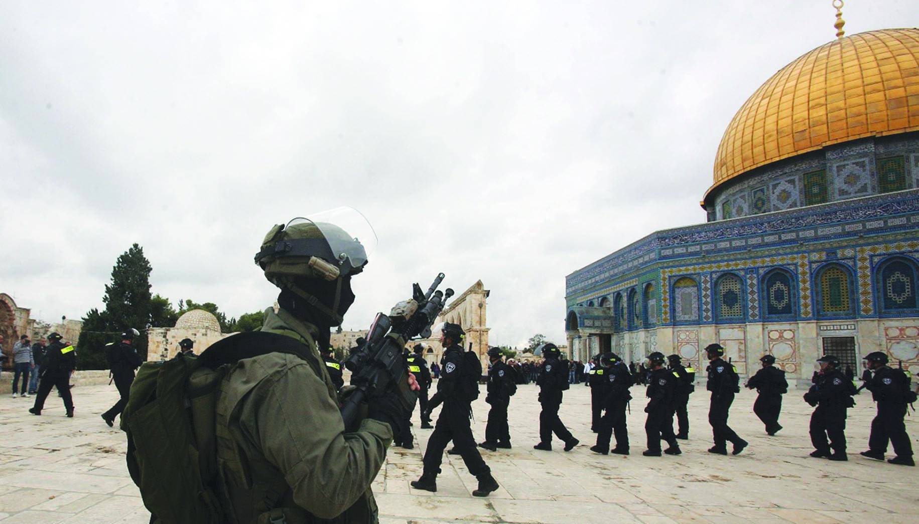 قوات الاحتلال تشن حملة اعتقالات في الضفة والقدس
وتقتحم باحات الاقصى.. وتتوغل في غزة