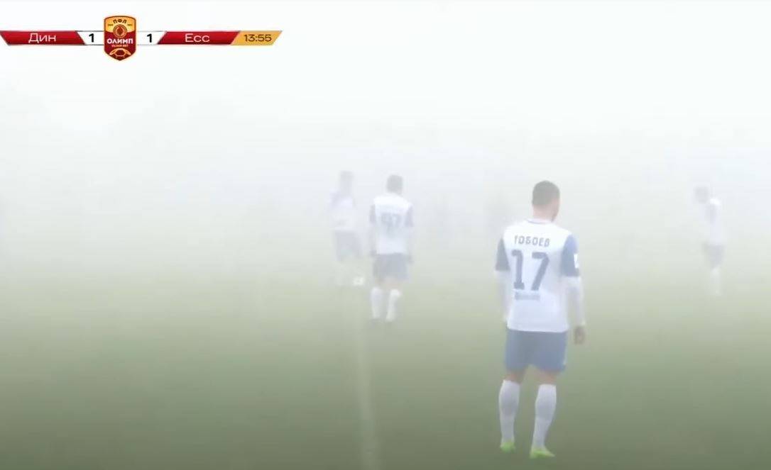 شاهد.. لاعبو كرة القدم يتحولون إلى أشباح بسبب الضباب الكثيف
