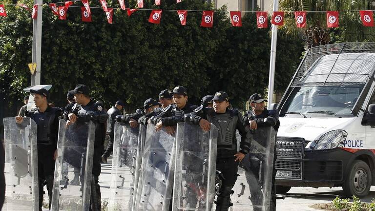 بعد وفاة شابين.. عدد من الأهالي في تونس يحرقون مركز شرطة وسيارة أمنية