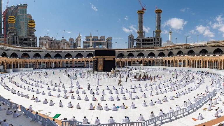 محصنون ضد كورونا يؤدون مناسك العمرة في أول أيام رمضان المبارك