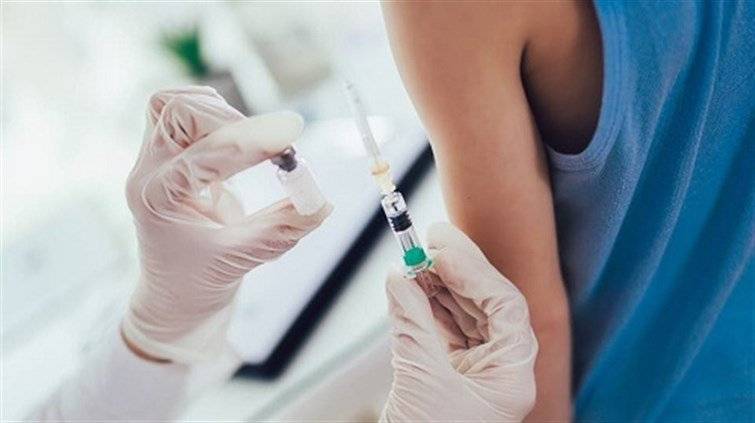 لماذا النساء الأصغر سنا أكثر عرضة للإصابة بجلطات الدم رغم تطعيمهن؟