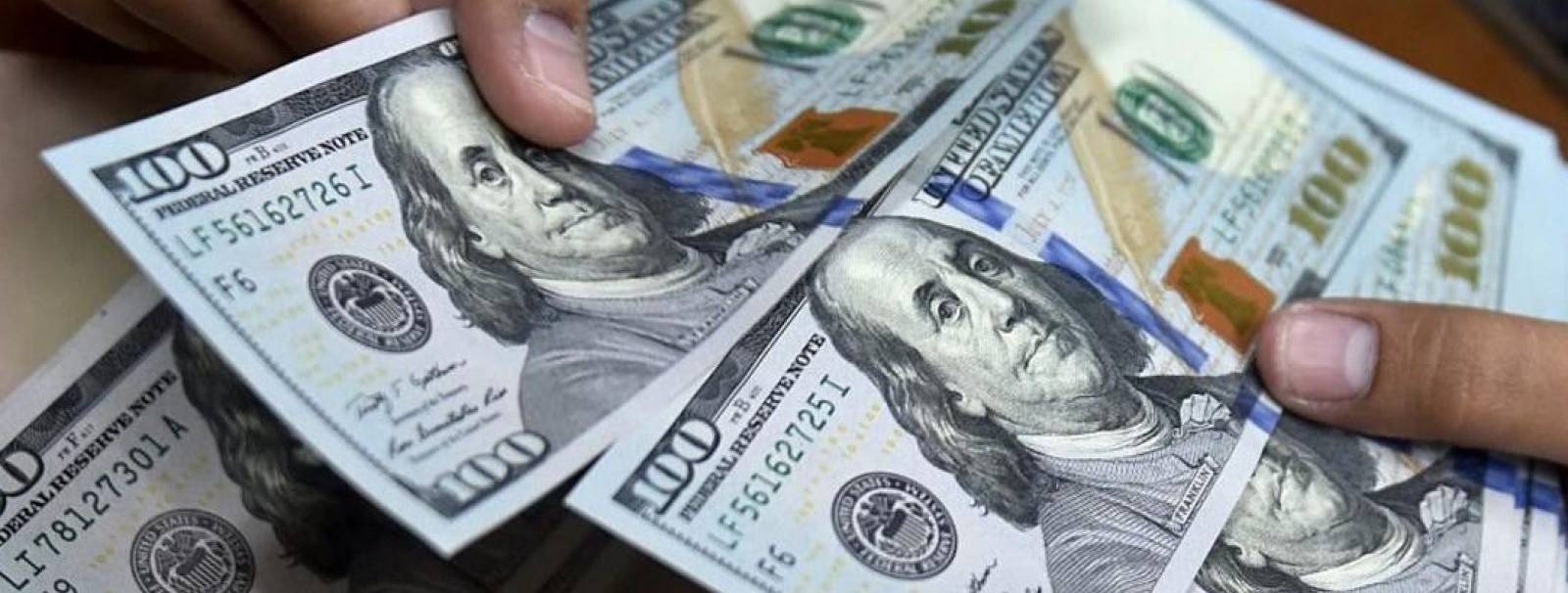 الدولار قرب أقل مستوى في شهر مع تراجع عائدات السندات الأميركية